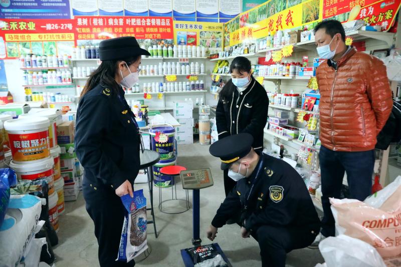 執(zhí)法人員對(duì)一家化肥經(jīng)營(yíng)店進(jìn)行檢查。（何正君 攝）.jpg
