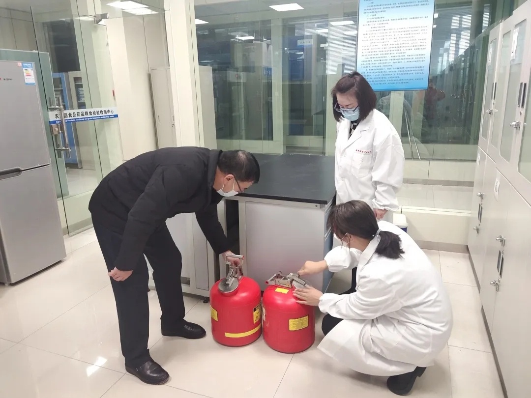 甘肅省臨澤縣食品藥品檢驗檢測中心 強(qiáng)化實(shí)驗室試劑管理 保障檢驗質(zhì)量_lQDPJwag9yVVzLPNAyrNBDiwGyL0WcDsEDwJK9d2nriBAA_1080_810.jpg_467300bc3330496e84f75f275c2ec27a.jpg